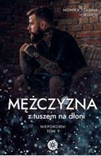 Mężczyzna z tuszem na dłoni