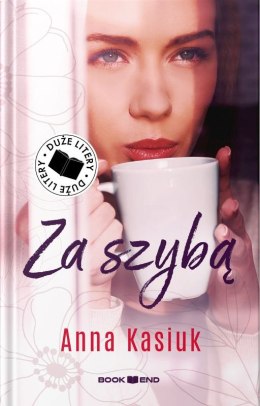 Za szybą. Duże litery